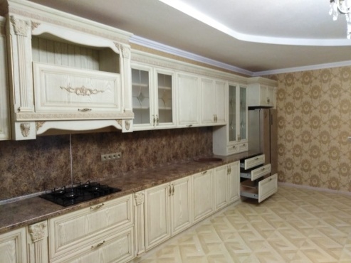 Кухня из МДФ  и со столешницей из искусственного камня