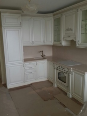 Угловая кухня в современном стиле