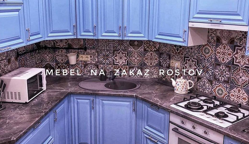 Асимметричная крашеная кухня