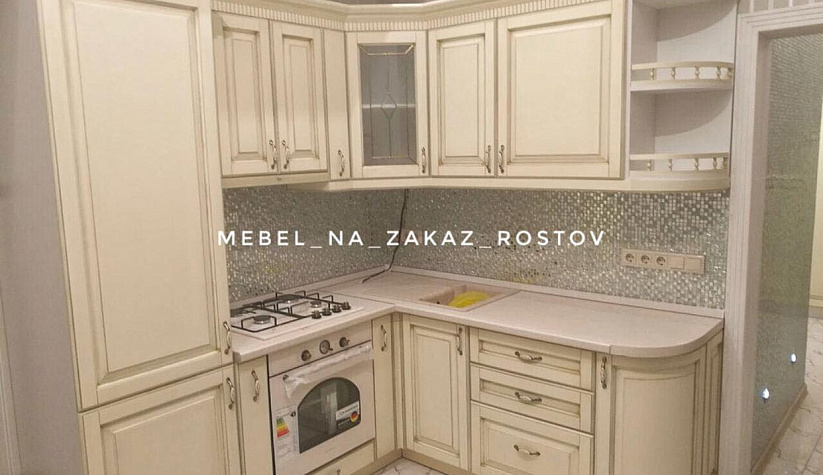 Угловая кухня с радиусными фасадами 